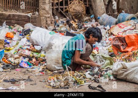 DHAKA, BANGLADESCH - 20. NOVEMBER 2016: Lokaler Fresser sammelt Müll in Dhaka, Bangladesch Stockfoto