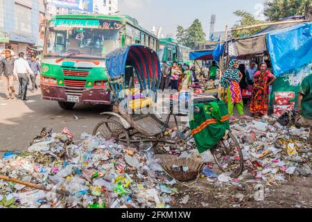 DHAKA, BANGLADESCH - 20. NOVEMBER 2016: Blick auf eine Straße in Gulistan, Dhaka, Bangladesch Stockfoto