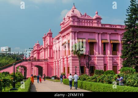 DHAKA, BANGLADESCH - 22. NOVEMBER 2016: Ahsan Manzil, ehemaliger Wohnpalast des Nawab von Dhaka, Bangladesch Stockfoto