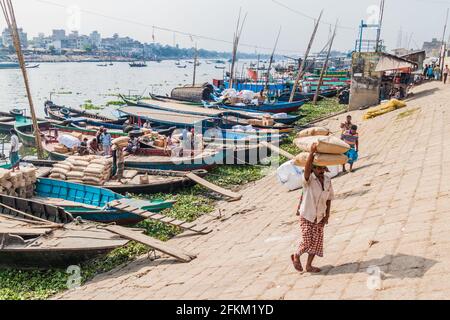 DHAKA, BANGLADESCH - 22. NOVEMBER 2016: Holzboote am Buriganga-Fluss in Dhaka, Bangladesch Stockfoto