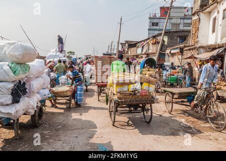 DHAKA, BANGLADESCH - 22. NOVEMBER 2016: Verkehr an der Sadarghat-Gabtoli Road im Zentrum von Dhaka, Bangladesch Stockfoto