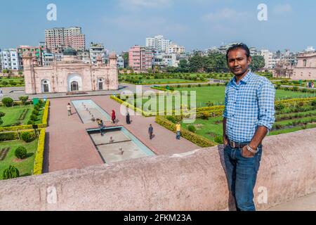 DHAKA, BANGLADESCH - 22. NOVEMBER 2016: Ein Einheimischer besucht das Fort Lalbagh in Dhaka, Bangladesch Stockfoto