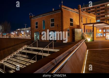 Calgary Alberta Kanada, Mai 01 2021: Ein altes, altes Backsteingebäude der Stadt Calgary am Memorial Drive in der Nacht auf eine Treppe in der Nacht. Stockfoto