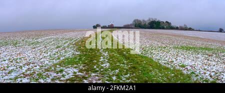 Chalton, Großbritannien - 24. Januar 2021: Die Windmühle auf Chalton Down im South Downs National Park, Hampshire, Großbritannien Stockfoto