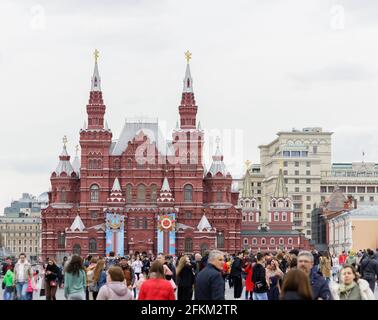 02. Mai 2021 ,Moskau,Roter Platz.Historisches Museum und viele Menschen in Der Vordergrund Stockfoto