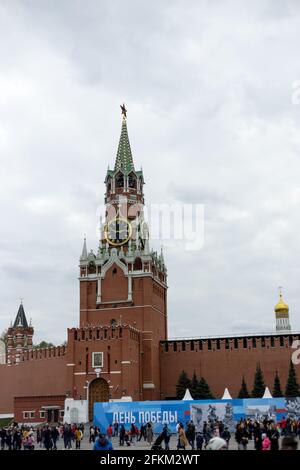 02. Mai 2021 ,Moskau,Rot Square.grandstands, die für die Feiertage schmücken Im Mai Stockfoto