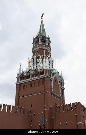 02. Mai 2021 ,Moskau,Roter Platz .Spasskaya Turm von Moskau Kreml Stockfoto