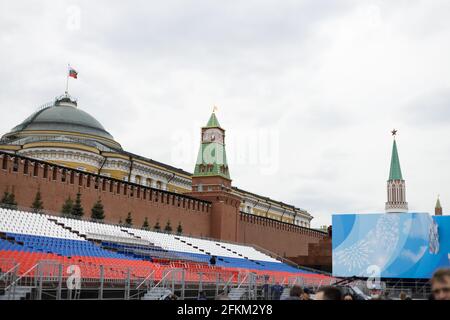 02. Mai 2021 ,Moskau,Rot Square.grandstands, die für die Feiertage schmücken Im Mai Stockfoto