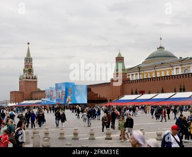 02. Mai 2021 ,Moskau,Rot Square.grandstands, die für die Feiertage schmücken Im Mai Stockfoto