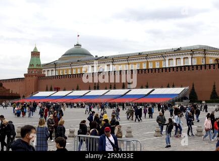 02. Mai 2021 ,Moskau,Rot Square.grandstands, die für die Feiertage schmücken Im Mai Stockfoto