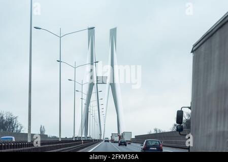 Warschau, Polen - 16. April 2021: Autos in Breslau, wolkiger Tag auf der Straße. Breslauer Brücke. Stockfoto
