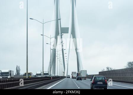 Warschau, Polen - 16. April 2021: Autos in Breslau, wolkiger Tag auf der Straße. Breslauer Brücke. Stockfoto