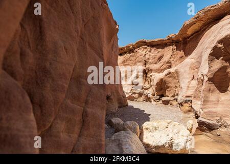 Ein erstaunlicher Ort in Israel wird der Rote Canyon und Nahal Shani, Südbezirk genannt. Es lohnt sich auf jeden Fall, wegen seiner atemberaubenden Steinstruktur einen Besuch zu machen. Hochwertige Fotos Stockfoto