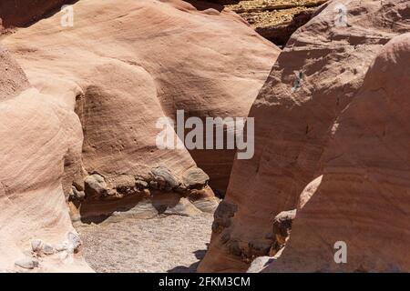 Ein erstaunlicher Ort in Israel wird der Rote Canyon und Nahal Shani, Südbezirk genannt. Es lohnt sich auf jeden Fall, wegen seiner atemberaubenden Steinstruktur einen Besuch zu machen. Hochwertige Fotos Stockfoto