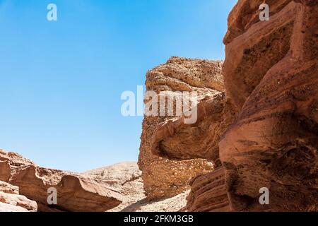 Ein erstaunlicher Ort in Israel wird der Rote Canyon und Nahal Shani, Südbezirk genannt. Es lohnt sich auf jeden Fall, wegen seiner atemberaubenden Steinstruktur einen Besuch zu machen. Hochwertige Fotos Stockfoto