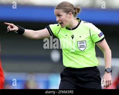 Kington upon Thames, England, 2. Mai 2021. Schiedsrichter Esther Staubli während des Spiels der UEFA Women's Champions League in Kingsmeadow, Kington upon Thames. Bildnachweis sollte lauten: Paul Terry / Sportimage Kredit: Sportimage/Alamy Live News Stockfoto