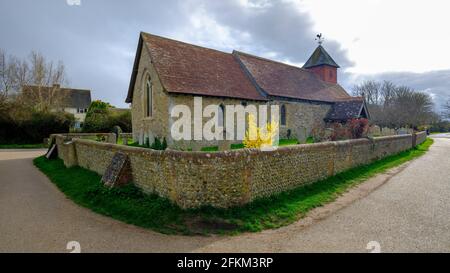 Earnley, Großbritannien - 6. April 2021: St Anne's Church in Earnley, West Sussex, Großbritannien Stockfoto