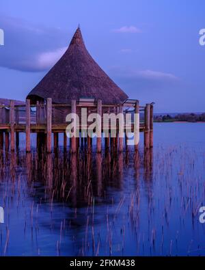 Brecon, Großbritannien - 21 2021. April: Blick zur blauen Stunde auf den Cranog am Llangors Lake bei Brecon in den Brecon Beacons, Wales, Großbritannien Stockfoto