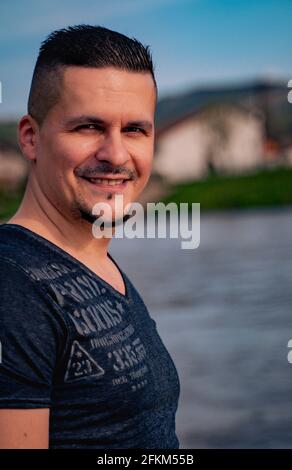 gut aussehender Mann Porträt Stockfoto