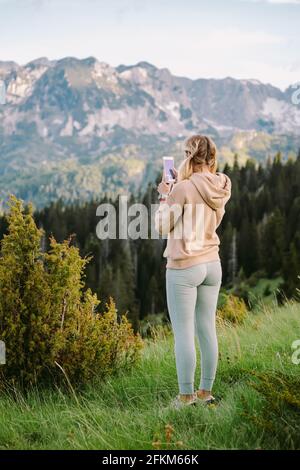 Hipster Mädchen ist das Schießen Video der schönen Landschaft auf dem Smartphone Stockfoto