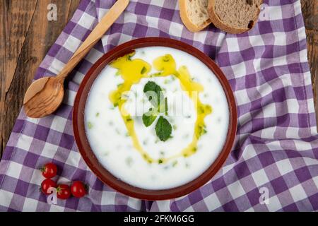 Cacik (traditionelle türkische Joghurt-Tapas). Traditionelles türkisches Getränk Cacik oder Tzatziki . hergestellt aus Joghurt und Gurken. Stockfoto