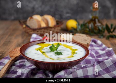 Cacik (traditionelle türkische Joghurt-Tapas). Traditionelles türkisches Getränk Cacik oder Tzatziki . hergestellt aus Joghurt und Gurken. Stockfoto