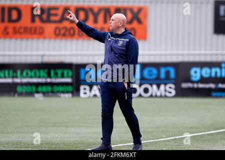 SUTTON, Großbritannien, MAI 01: Matt Gray, Manager von Sutton United, gibt während der National League zwischen Sutton United und Aldershot Tow Anweisungen Stockfoto