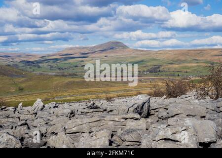 Die Yorkshire Dales drei Gipfel von Smearsett Scar in der Nähe genommen, um sich in Craven niederzulassen Stockfoto