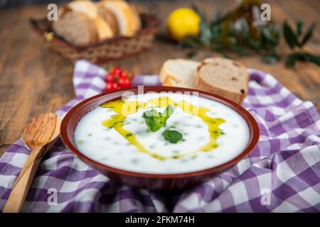 Cacik (traditionelle türkische Joghurt-Tapas). Traditionelles türkisches Getränk Cacik oder Tzatziki . hergestellt aus Joghurt und Gurken. Stockfoto