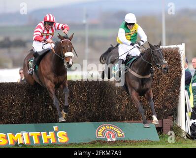 RENNEN IN AINTREE. 9/4/2010. DIE VERFOLGUNGSJAGD VON JOHN SMITH. TONY MCCOY AUF ALBERTAS KURZ VOR DEM SIEG BEI DER LETZTEN. BILD DAVID ASHDOWN Stockfoto