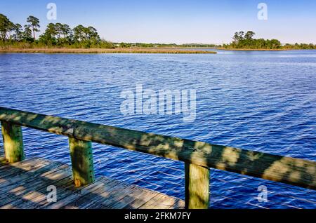 Eine Promenade bietet Besuchern des Riverfront Park einen angenehmen Ort, um am Escatawpa River entlang zu schlendern, 25. April 2021, in Moss Point, Mississippi. Stockfoto