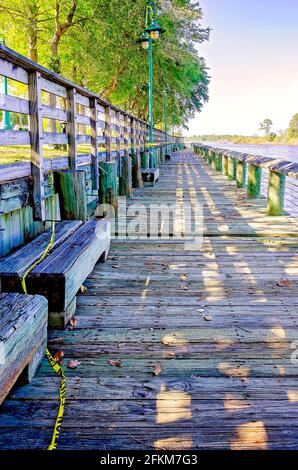 Eine Promenade bietet Besuchern des Riverfront Park einen angenehmen Ort, um am Escatawpa River entlang zu schlendern, 25. April 2021, in Moss Point, Mississippi. Stockfoto