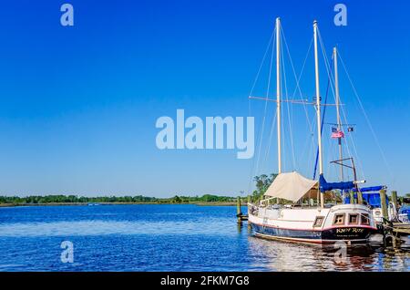 Ein Segelboot, Knot Rite, wird am Escatawpa River an der Bootsanlegestelle des Riverfront Park am 25. April 2021 in Moss Point, Mississippi, angedockt. Stockfoto