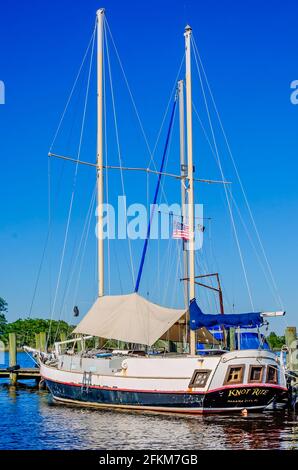 Ein Segelboot, Knot Rite, wird am Escatawpa River an der Bootsanlegestelle des Riverfront Park am 25. April 2021 in Moss Point, Mississippi, angedockt. Stockfoto