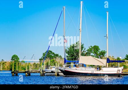 Ein Segelboot, Knot Rite, wird am Escatawpa River an der Bootsanlegestelle des Riverfront Park am 25. April 2021 in Moss Point, Mississippi, angedockt. Stockfoto