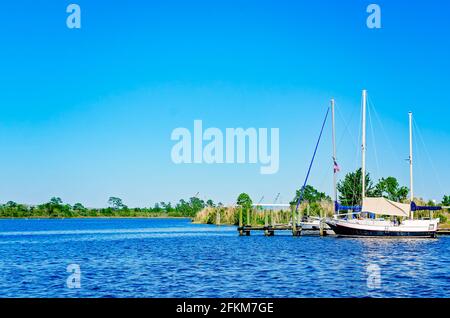 Ein Segelboot, Knot Rite, wird am Escatawpa River an der Bootsanlegestelle des Riverfront Park am 25. April 2021 in Moss Point, Mississippi, angedockt. Stockfoto