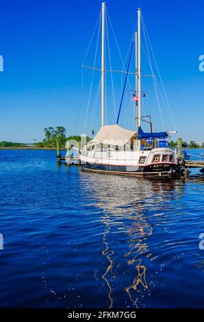 Ein Segelboot, Knot Rite, wird am Escatawpa River an der Bootsanlegestelle des Riverfront Park am 25. April 2021 in Moss Point, Mississippi, angedockt. Stockfoto