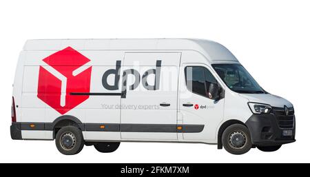 Seitenansicht des DPD Lieferwagens mit rotem Firmenlogo, Ausschnitt Stockfoto