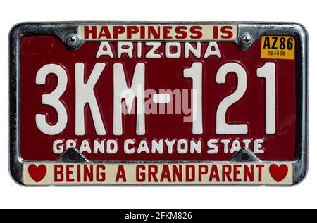 Altes braunes Standard-Nummernschild aus Arizona - „Grand Canyon State“ und verchromter Plattenrahmen mit dem Slogan „Happiness is being a Grand parent“, 1980er Jahre Stockfoto