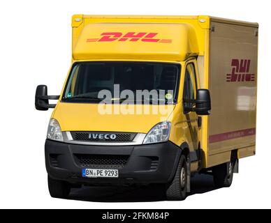 Schnitt aus gelbem DHL-Paketzustellfahrzeug Stockfoto