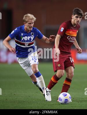 Genua, Italien, 2. Mai 2021. Morten Thorsby von der UC Sampdoria schließt sich Gonzalo Villar von AS Roma an, als er während des Serie-A-Spiels bei Luigi Ferraris, Genua, den Ball spielt. Bildnachweis sollte lauten: Jonathan Moscrop / Sportimage Stockfoto