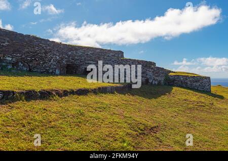 Kreisförmige zeremonielle Konstruktion und religiöses Zentrum von Orongo durch den Vulkankrater Rano Kau und den Pazifischen Ozean auf Rapa Nui, Osterinsel, Chile. Stockfoto