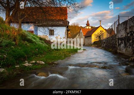 Bach im Dorf Bela-Dulice, Slowakei. Stockfoto