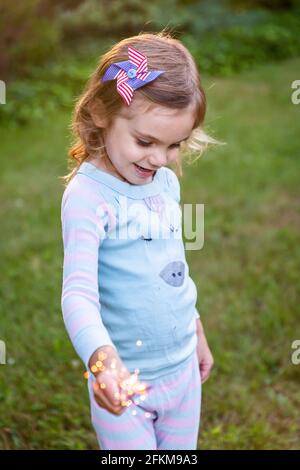 Mädchen hält Sparkler mit Pin vom 4. Juli Stockfoto