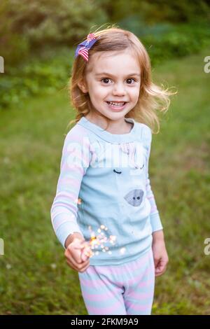 Girl Holding Sparkler am 4. Juli Stockfoto