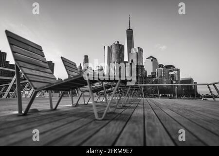 Wunderschöne Skyline, entspannte Aussicht auf das schwarz-weiße New York City Stockfoto