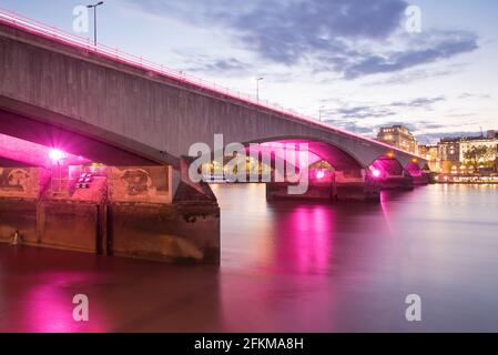 Beleuchtete River Waterloo Bridge von Giles Gilbert Scott Lifschutz Davidson Sandilands Leo Villareal Studio Stockfoto