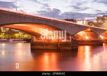 Beleuchtete River Waterloo Bridge von Giles Gilbert Scott Lifschutz Davidson Sandilands Leo Villareal Studio Stockfoto