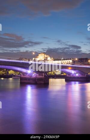 Beleuchtete River Waterloo Bridge von Giles Gilbert Scott Lifschutz Davidson Sandilands Leo Villareal Studio Stockfoto