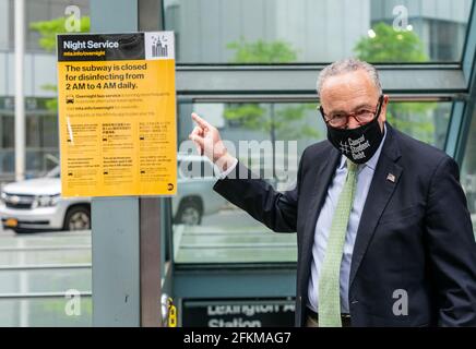 New York, Usa. Mai 2021. Der US-Senator Charles Schumer fordert am 2. Mai 2021 während des Pressers vor dem Bahnhof Lexington Avenue in New York die Wiederherstellung des U-Bahndienstes 24/7. Senator zeigt auf das Schild am Eingang der U-Bahn-Station, dass die U-Bahn von 2 bis 4 UHR geschlossen ist. Das U-Bahnsystem von New York war immer für seinen 24-Stunden-Service bekannt, der aufgrund einer Pandemie und der Notwendigkeit einer Tiefenreinigung reduziert wurde. (Foto von Lev Radin/Sipa USA) Quelle: SIPA USA/Alamy Live News Stockfoto